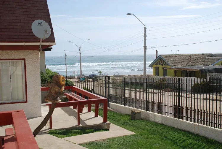 Exterior de las cabañas con césped y vista hacia el mar