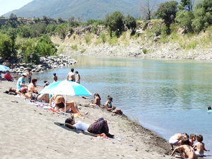 Agrocamping, quincho, zona de eventos y playa natural.